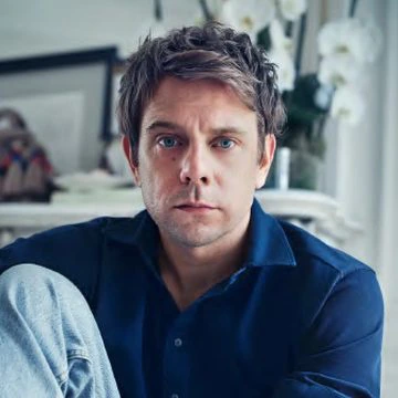 Portrait of an expert in a blue shirt